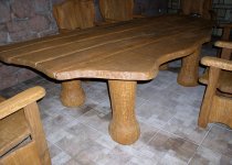 nepravydelný dubový stůl